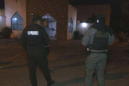 Delincuente apunta con un arma a una pareja, una de las víctimas forcejea y sale un disparo al aire