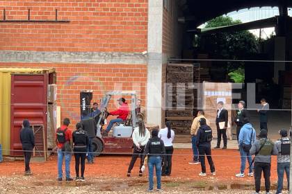 Caso ‘narcomaderas’: toman muestras de madera durante un allanamiento a inmueble en el Parque Industrial