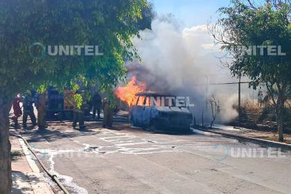 Vehículo se incendia en medio del traspaso de gasolina: el conductor quedó quemado y huyó