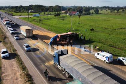 Camión cargado con maíz volcó en la carretera Warnes - Montero e inhabilitó una vía