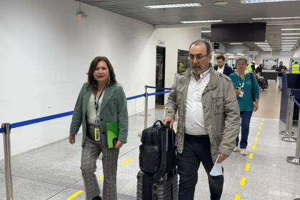 Presidente de la CAF llega a Bolivia y dice que hará anuncios junto con Rodrigo Paz