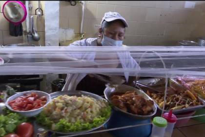 “No hay manera de dar almuerzo a Bs 10”, dicen vendedores de comida ante el incremento de precios en los insumos