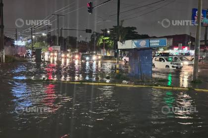 Lluvia torrencial en Santa Cruz deja inundados algunos sectores de la capital cruceña