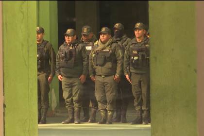 San Julián mantiene el punto de bloqueo pese al Estado de excepción; Policía se reúne en el Comando de Santa Cruz 