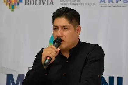 Exministro de Medio Ambiente recibe medidas sustitutivas y se defenderá en libertad en una denuncia por violencia familiar