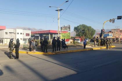 Policías y militares toman control de los puntos desbloqueados y cierran la circulación hacia Parotani