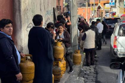 “El camión del gas ya no llega”: Familias hacen filas desde la madrugada para conseguir garrafas de GLP en La Paz
