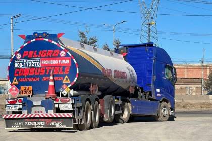 Cisterneros dicen que dejaron de transportar combustible para YPFB tras el retiro de la subvención al diésel