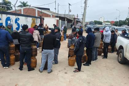 Pese a las bajas temperaturas, vecinos madrugan por una garrafa de gas en la capital cruceña 