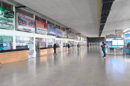 Terminales de La Paz y El Alto suspenden salidas ante la reinstalación de bloqueos tras operativos