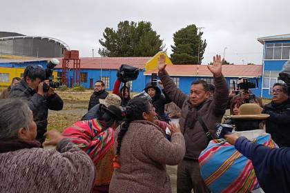 Vuelo solidario traslada a bolivianos parados en Puno y Desaguadero debido a los bloqueos, entre ellos artesanos 