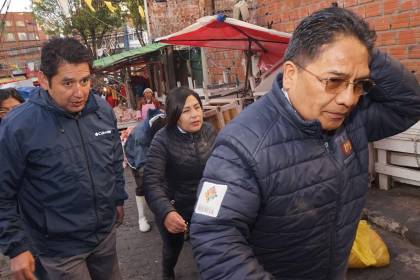 Increpan y agreden al viceministro Silva en un operativo de control por el precio del pollo en La Paz
