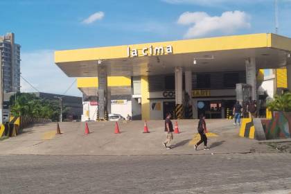 Santa Cruz: Se registran filas en surtidores por gasolina y algunas estaciones no cuentan con este combustible