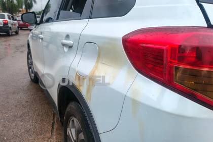 Conductores denuncian daños en la pintura de sus vehículos y apuntan a la gasolina en Santa Cruz