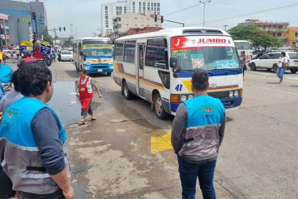 Alcaldía cruceña advierte con revertir licencias de las rutas a líneas que cobren más de Bs 2 el pasaje