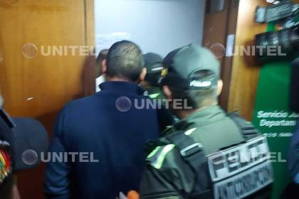 Policía y Fiscalía ingresan hasta la Notaría de la Gobernación cruceña por denuncia de presunta falsificación de la firma de Camacho