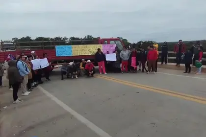 Pobladores bloquean la ruta Santa Cruz - Argentina para exigir el pago de una obra