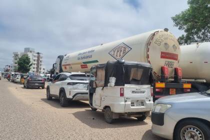 Filas por combustible se extienden en Santa Cruz y La Paz por tercer día consecutivo