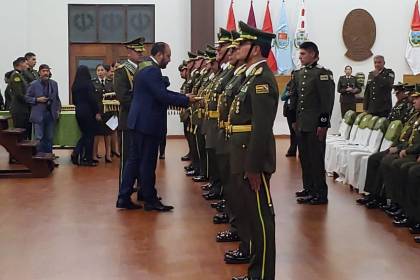 “Es un símbolo de honor y responsabilidad”: Entregan sables a los nuevos generales de la Policía Boliviana
