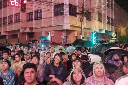 Pese a lluvia en Cochabamba, hinchas se reúnen para ver el partido Argentina - Bolivia y cierran calles del centro