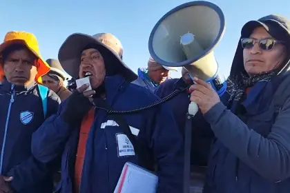 Un cabildo en Caracollo resuelve “marcha y cerco” a La Paz y pide la renuncia inmediata del presidente
