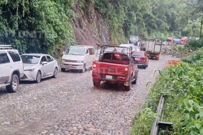 Habilitan ruta nueva Cochabamba - Santa Cruz tras retirar lodo y piedras de la carretera