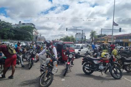 “Estamos usando el diálogo”, Desplazan policías a los puntos de bloqueo en Santa Cruz 