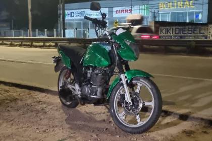 Indagan si delincuentes abandonaron una moto usada para huir tras atracar una joyería en Santa Cruz