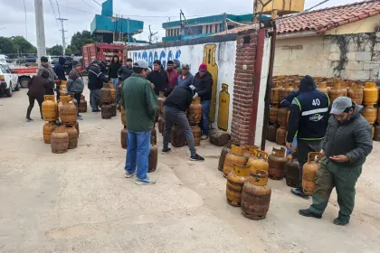 Filas por gas de garrafa en Santa Cruz: Vecinos denuncian que el producto no llega a los barrios