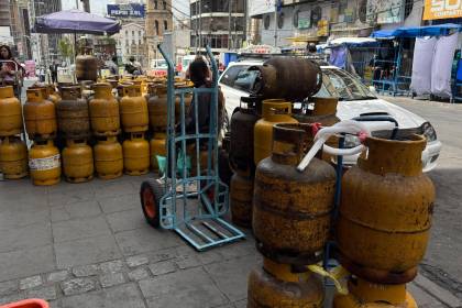 “No llega el camión con gas”: Vendedoras de comida del mercado Lanza denuncian falta de GLP en La Paz