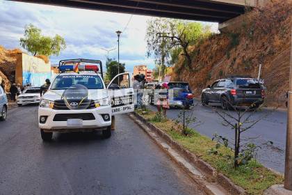 Mujer muere tras caer de un puente, su esposo tenía signos de violencia y fue aprehendido