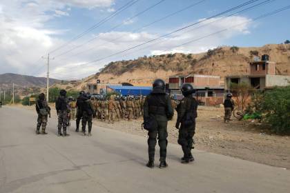 Cochabamba: Reportan tres policías heridos tras enfrentamiento con bloqueadores cerca de Parotani