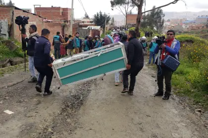 Video: Desesperados, los damnificados de Codavisa rompen el cerco para recuperar sus pertenencias en medio de la lluvia