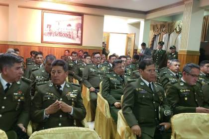 Posesionan a los nuevos comandantes departamentales y directores de la Policía