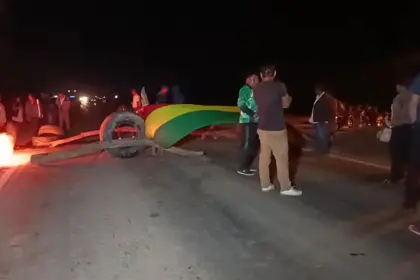 Instalan bloqueo en San Julián, comunarios piden la renuncia de Luis Arce