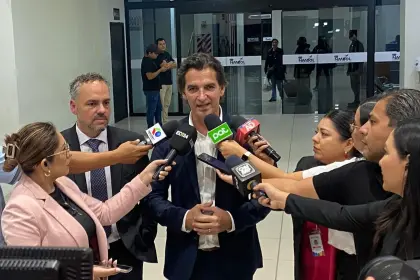 “Van a llegar cerca de 50 ítems de salud para el municipio”, señala Saavedra tras su viaje a La Paz