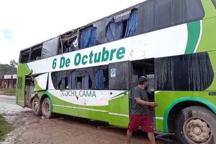 Derrumbes en los Valles cruceños dejan un fallecido, dos personas heridas y dos buses dañados, reporta la Policía