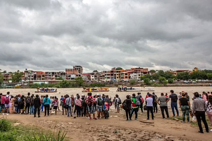 Fiebre de compras por fiestas de fin de año genera caos en la frontera entre Argentina y Bolivia