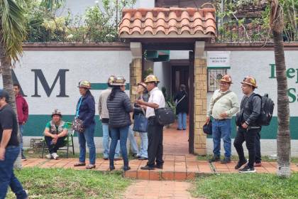 Cooperativistas mineros de Santa Cruz protestan ante la AJAM por asignación de áreas