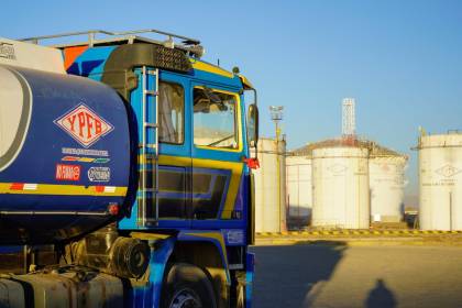 Para garantizar el suministro de combustibles, el Gobierno autoriza a YPFB y las refinerías importar petróleo