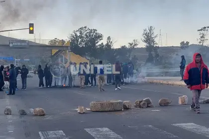 Hay bloqueos en rutas hacia el Altiplano y se restringe salida de buses desde Cochabamba