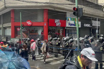 COB llega al centro paceño en una marcha para exigir la abrogación del Decreto Supremo 5503