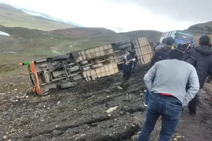 Un bus vuelca en la ruta Apolo- La Paz; reportan al menos cuatro heridos