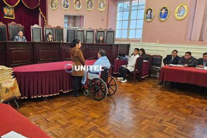 Luis Arce vuelve al hospital: En silla de ruedas, el exmandatario denunció la toma militar de la plaza Murillo en el juicio