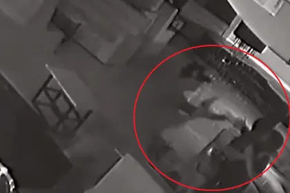 Revelan video del momento que un extranjero apunta con un arma a una mujer en Santa Cruz