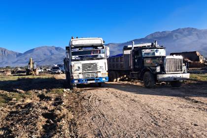 Pobladores de San Benito retienen volquetas para evitar traslado de basura de la ciudad de Cochabamba