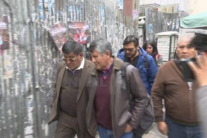 Dirigencia de los choferes abandona diálogo por la gasolina tras denunciar “ausencia” de ministro Medinaceli e “intromisión” de Lara