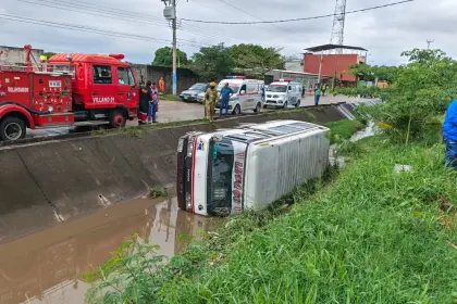 Un micro cae a un canal de drenaje, el conductor huye y abandona su vehículo