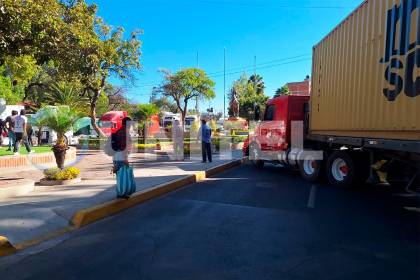 Transporte pesado bloquea ingresos de la Gobernación de Cochabamba y exige a Loza que desbloquee vías