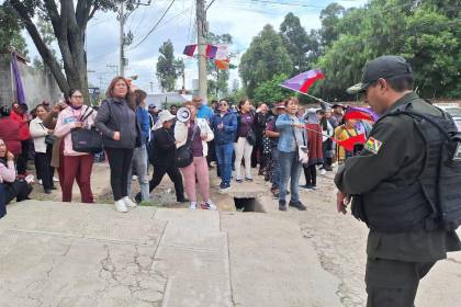 Cochabamba: Afines a Loza y Rodríguez hacen vigilia afuera del centro de cómputo del TED, el conteo de votos sigue